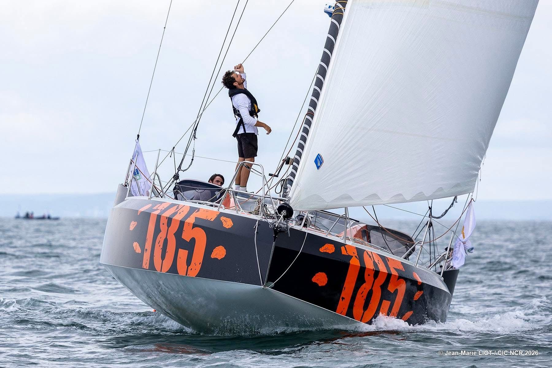 Arrivée à La Trinité-sur-Mer, bras levés